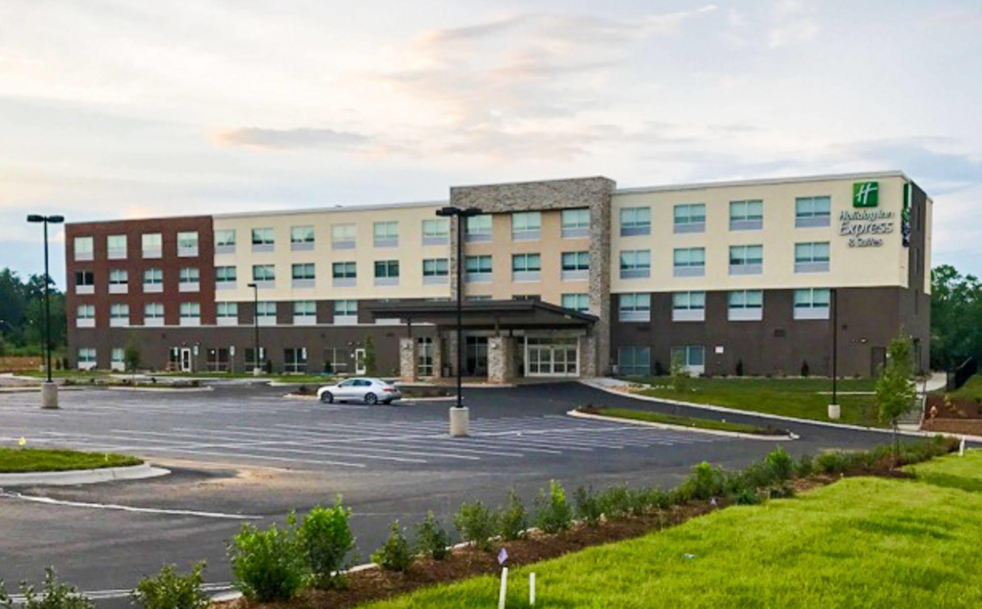 Holiday Inn Express & Suites - Charlotte Ne - University Area, An Ihg Hotel Exterior photo